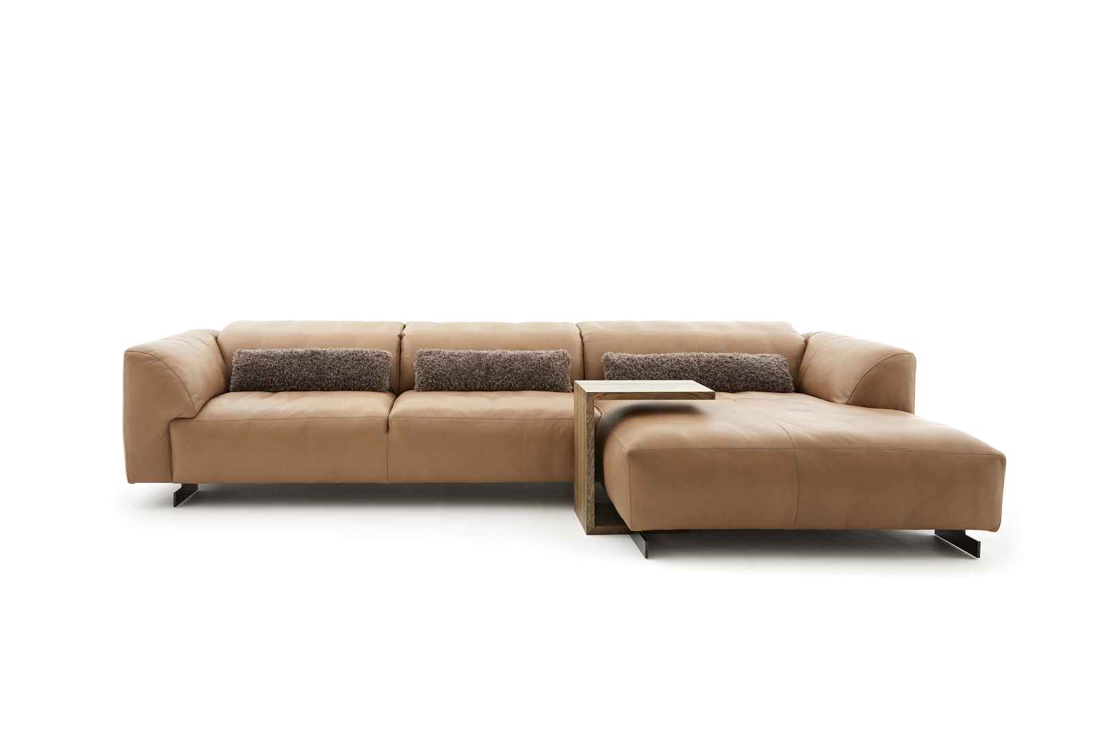 Tommy M Excelsior Sofa - Leder Wild Bull, Farbe black Nierenkissen: Fell Coloured Hides Farbe black 01 I Hinten in Leder Wild Bull black „Al Jazar“ Kissen: Fell Lamb, Farbe dark grey mit Leder Kentucky black